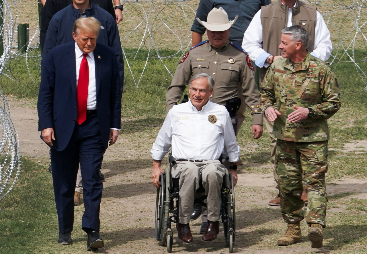 Donald Trump y el gobernador de Texas, Greg Abbott, en la frontera México-EEUU Foto: Reuters