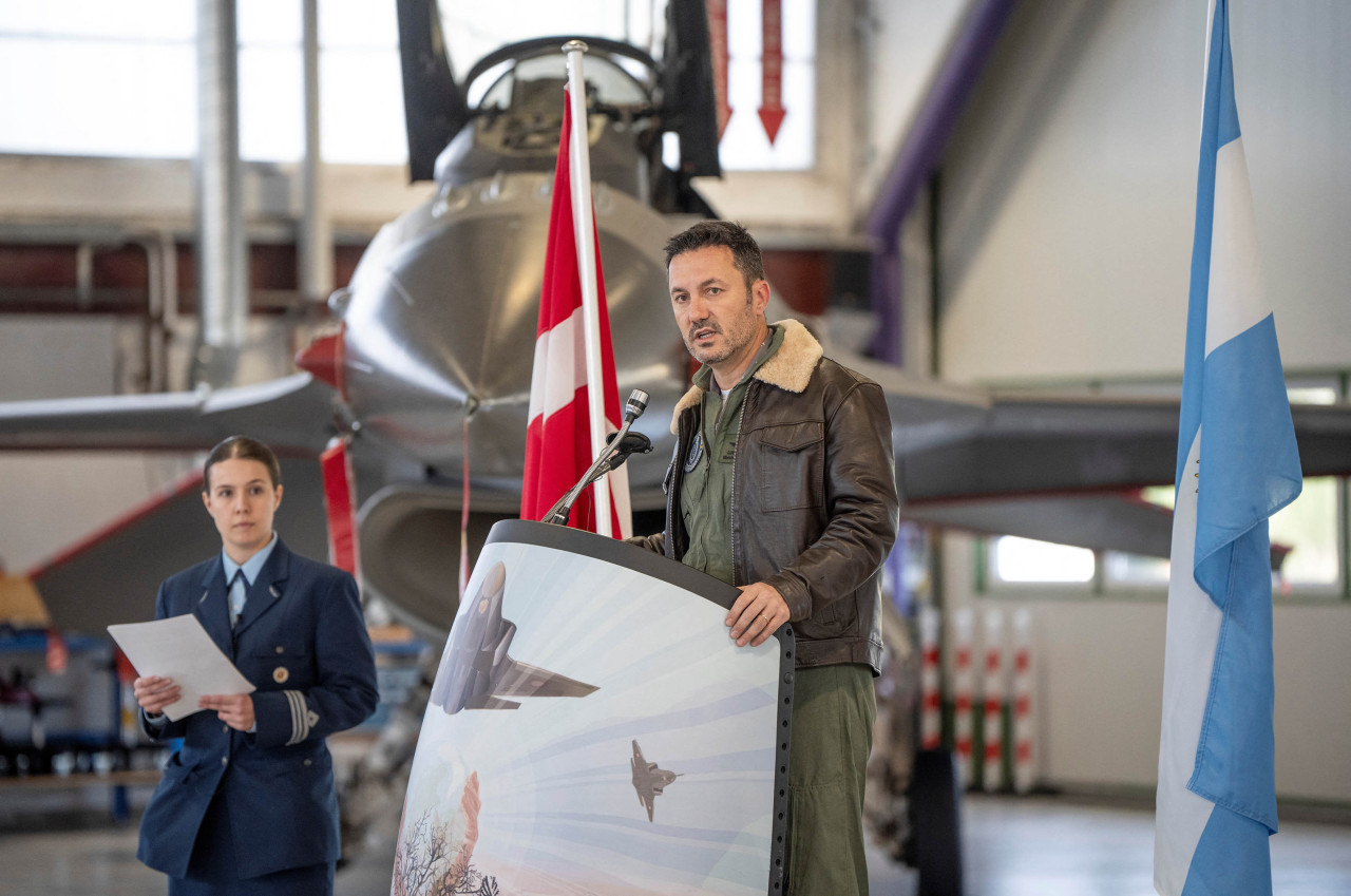 El ministro de Defensa, Luis Petri, en su discurso tras la firma de la compra de los aviones F16. Foto: NA.