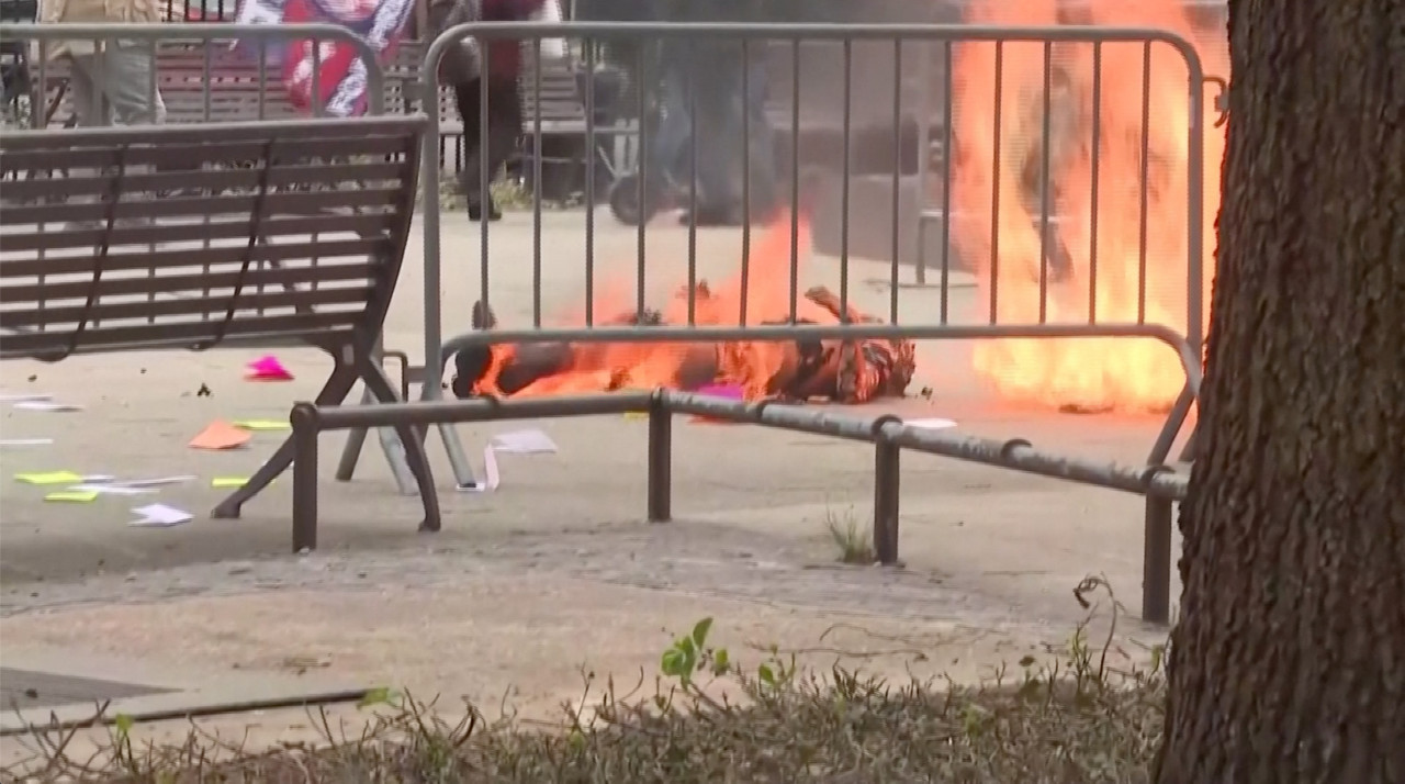 Un hombre se prendió fuego delante de un tribunal. Foto: Reuters
