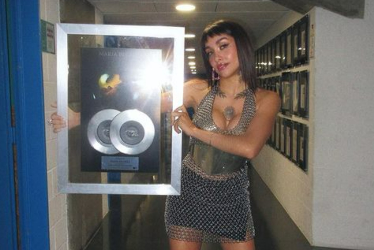María Becerra con su doble disco de platino. Foto: NA